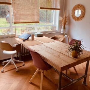 afbeelding van praktijkruimte frisse blick, een tafel en vier stoelen en uitzicht op de tuin